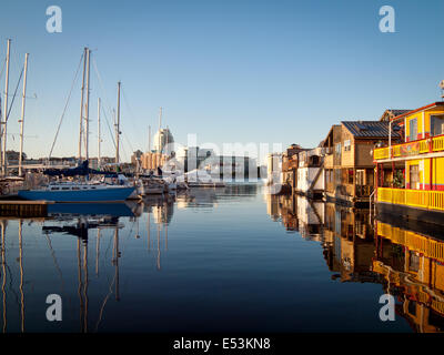 Ein ruhiger Blick auf Boote und Hausboote vertäut am Fishermans Wharf in Victoria, British Columbia, Kanada. Stockfoto