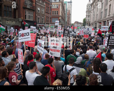 London, UK. 19. Juli 2014.  Pro-palästinensische Aktivisten protestieren vor der israelischen Botschaft gegen den israelischen Verteidigungskräften Bodenoffensive im Gazastreifen. Bildnachweis: Mamusu Kallon/Alamy Live-Nachrichten Stockfoto