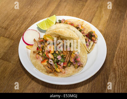Taco gemacht mit Schweinefleisch und Orondo Ruby Kirschen im Süden, ein mexikanisches aromatisiert Café Pybus Markt, Wenatchee, WA, USA. Stockfoto