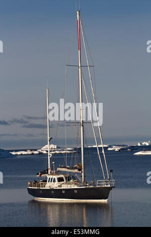 Segelyacht vor Anker in den Gewässern der Antarktis Sommertages Stockfoto