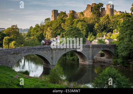 Ludlow Castle neben dem Fluss Teme mit Dinham Brücke, Ludlow, Shropshire, England Stockfoto