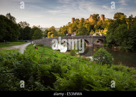 Ludlow Castle neben dem Fluss Teme mit Dinham Brücke, Ludlow, Shropshire, England Stockfoto