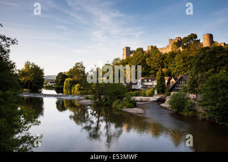 Ludlow Castle neben dem Fluss Teme, Ludlow, Shropshire, England Stockfoto