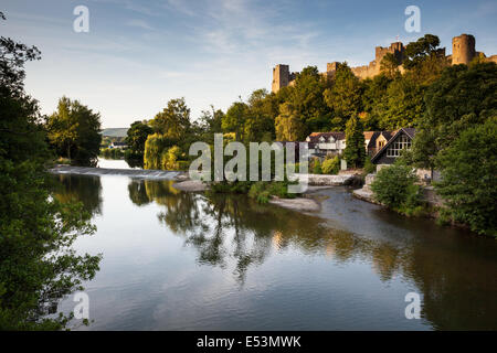 Ludlow Castle neben dem Fluss Teme, Ludlow, Shropshire, England Stockfoto