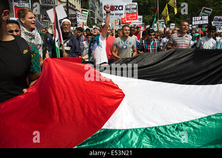 London, UK. Samstag, 19. Juli 2014. Pro-palästinensische Demonstranten in die Zehntausende marschieren durch die Londoner an die israelische Botschaft aus Protest gegen die militärische Offensive im Gazastreifen durch Israel. Britische Staatsbürger und britische Palästinenser versammelten sich in großer Zahl mit Plakaten und Bannern aufrufen, "Freies Palästina" und "die Belagerung des Gazastreifens beenden". Bildnachweis: Michael Kemp/Alamy Live-Nachrichten Stockfoto