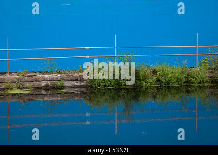 Szene entlang des Schwemmkanals Lea in East London, UK. Der Fluss Lea ist einer der größten Nebenflüsse der Themse. Ein Großteil der Lee-Navigation ist Lea Valley Park, ein Multi-Grafschaft Regionalpark und Freiraum zu bewahren. Stockfoto