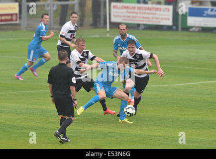 Darlington, Großbritannien. 19. Juli 2014. Sunderland Mittelfeldspieler Sebastian Larsson (7) steuert den Ball während der Vorsaison zwischen Darlington und Sunderland am Erbe-Park in Bishop Auckland freundlich. Bildnachweis: Aktion Plus Sport/Alamy Live-Nachrichten Stockfoto