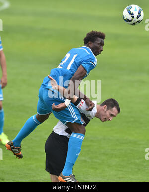 Darlington, Großbritannien. 19. Juli 2014. Sunderland Verteidiger Modibo Diakite (21) Herausforderungen für den Ball während der Vorsaison zwischen Darlington und Sunderland am Erbe-Park in Bishop Auckland freundlich. Bildnachweis: Aktion Plus Sport/Alamy Live-Nachrichten Stockfoto