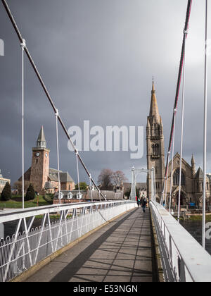 Greig Street Bridge bei Nacht mit Kirchturm im Hintergrund Stockfoto