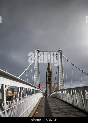 Greig Street Bridge bei Nacht mit Kirchturm im Hintergrund Stockfoto