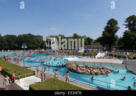 Überfüllte Freibad Badesee in Deutschland, an einem heißen Sommertag. Stockfoto