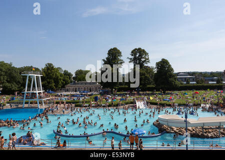 Überfüllte Freibad Badesee in Deutschland, an einem heißen Sommertag. Stockfoto