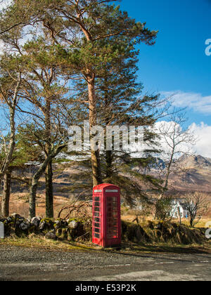 Rote Telefonzelle in Skye Landschaft Stockfoto