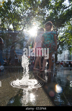 Leicester Square, London, UK. 19. Juli 2014. Londoner und Touristen genießen die Brunnen am Leicester Square rund um die Statue von William Shakespeare. Bildnachweis: Matthew Chattle/Alamy Live-Nachrichten Stockfoto