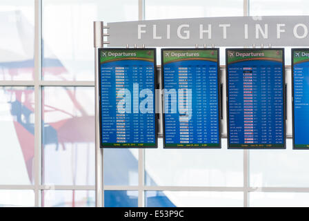 Flug Info Display mit Bildschirmen angezeigt Abflüge am Internationalen Terminal von Atlanta International Airport. (USA) Stockfoto