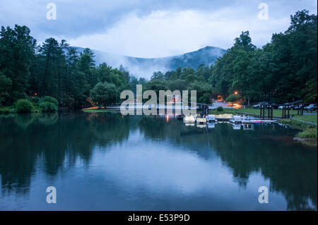 Nebel und schwere Wolken Regeln über den North Georgia Mountains im Vogel State Park in der Nähe von Blairsville, Georgia, USA. Stockfoto