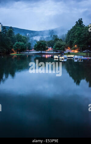 Schwere Wolken und hängenden Nebel Regeln über den Vogel State Park in den North Georgia Mountains nahe Blairsville, Georgia, USA. Stockfoto