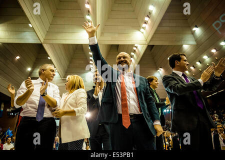 Barcelona, Spanien. 21. Mai 2014. MARTIN SCHULZ, Präsident des Europäischen Parlaments und Rennen um die Präsidentschaft der Europäischen Kommission begrüßt Fans am Ende der zentrale Wahlversammlung des PSC in Barcelona. © Matthias Oesterle/ZUMA Wire/ZUMAPRESS.com/Alamy Live-Nachrichten Stockfoto