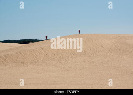 Heranwachsenden Jungen klettern eine Sanddüne. Stockfoto