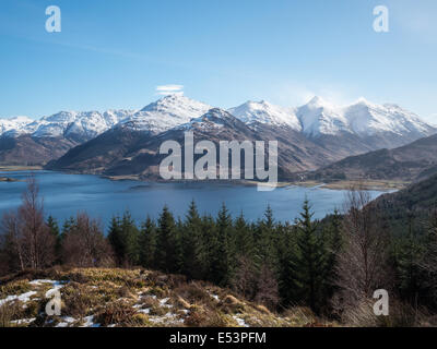 Fünf Schwestern von Kintail Berge über Loch Duich Stockfoto