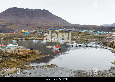 Hafen Sie in Qeqertarsuaq mit vielen kleinen Booten auf der Diskoinsel Stockfoto