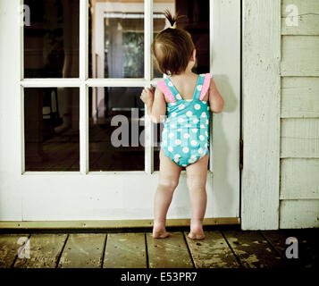 Baby stehend an einer Tür Stockfoto