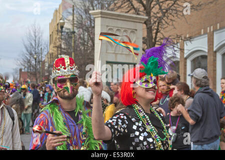 ASHEVILLE, NORTH CAROLINA, USA - 2. März 2014: Menschen in Tracht Spaß feiern Karneval in der Ashevile Karneval Stockfoto