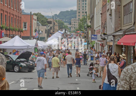 Asheville, North Carolina, USA - 27. Juli 2013: eine Masse genießt die letzten Bele chere Street Festival in Asheville, NC Stockfoto