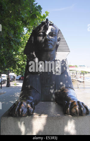 Sphinx von Cleopatras Nadel Victoria Embankment London Stockfoto