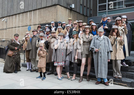 Dutzende von Fans verkleidet als Sherlock Holmes von Sir Arthur Conan Doyle in einem Guinness World Record Versuch in London geschaffen. Stockfoto