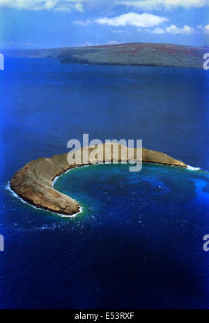 Vertikale Luftaufnahme der Molokini Crater mit Kahoolawe Island im Hintergrund Stockfoto