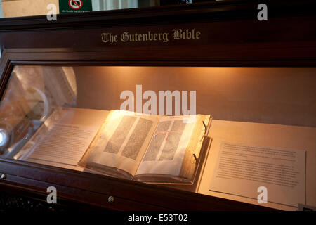 WASHINGTON D.C. - 23. Mai 2014: Die Gutenberg-Bibel-Anzeige in der Library of Congress in Washington D.C.The Gutenberg-Bibel, Ma Stockfoto