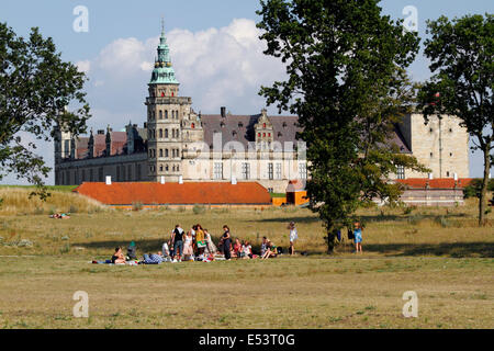 Die grünen Rasenflächen rund um Schloss Kronborg in Elsinore, Helsingør, Dänemark, an einem warmen und sonnigen Sommernachmittag. Beliebte Bereiche für Erholung und Picknicks. Stockfoto