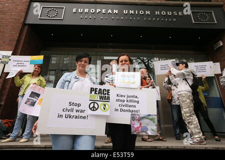 Demonstranten halten Schilder während der antifaschistischen Protest bei der Europäischen Union zu Hause Dawson Street in Dublin city Stockfoto