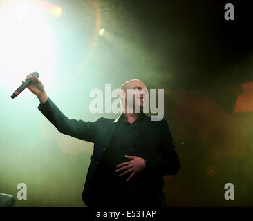 Perth, Schottland, Großbritannien. 19. Juli 2014. Heaven 17 spielt beim Rücklauf Schottland Festival im Scone Palace, Perth, Schottland. Bildnachweis: Derek Allan/Alamy Live-Nachrichten Stockfoto