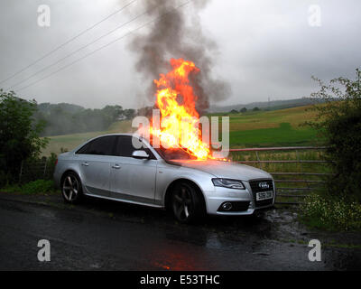 Torrance, East Dunbartonshire, Schottland, Großbritannien. 19. Juli 2014.  Pkw-Fahrer hat Glück gehabt, die Verwaltung zu seinem Auto ziehen vorbei, bevor es in Flammen Kredit platzen: ALAN OLIVER/Alamy Live News Stockfoto