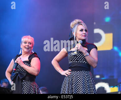 Perth, Schottland, Großbritannien. 19. Juli 2014. Bucks Fizz spielt beim Rücklauf Schottland Festival im Scone Palace, Perth, Schottland. Bildnachweis: Derek Allan/Alamy Live-Nachrichten Stockfoto