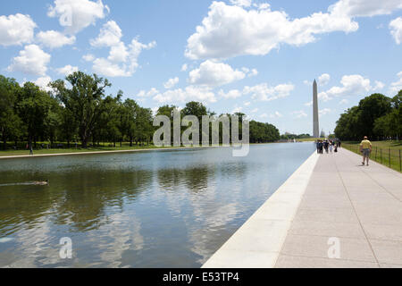 WASHINGTON D.C. - 25. Mai 2014: Teich reflektiert und Washington Monument in Washington D.C. Millionen von Touristen kommen jedes Jahr zu Stockfoto