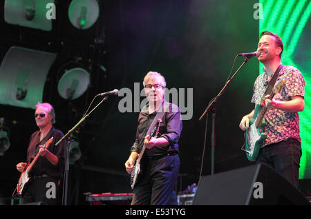 Perth, Schottland, Großbritannien. 19. Juli 2014. 10cc spielt beim Rücklauf Schottland Festival im Scone Palace, Perth, Schottland. Bildnachweis: Derek Allan/Alamy Live-Nachrichten Stockfoto