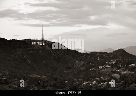 Los Angeles, CA - Mai 18: Hollywood-Schild am Berg am 18. Mai 2014 in Los Angeles. Entstand als eine Immobilien-Promotion, ist es jetzt das Wahrzeichen von LA und USA. Stockfoto