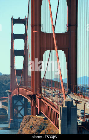 San Francisco, CA - Mai 11: Golden Gate Bridge Nahaufnahme mit Verkehr am 11. Mai 2014 in San Francisco. Im Jahr 1937 eröffnet, es ist die Stockfoto