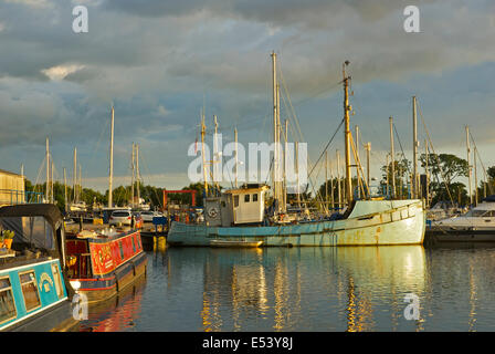 Boote vor Anker in der Kanal-Becken, Glasson Dock, Lancashire, England UK Stockfoto