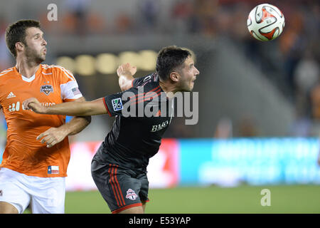 Houston, Texas, USA. 19. Juli 2014. Toronto FC-Verteidiger Bradley Orr (16) Köpfe den Ball vor Houston Dynamo weiterleiten Will Bruin (12) bei einem MLS-Spiel zwischen dem Houston Dynamo und Toronto FC BBVA Compass-Stadion in Houston, TX am 19. Juli 2014. Das Spiel endete mit einem 2: 2-Unentschieden. Bildnachweis: Trask Smith/ZUMA Draht/Alamy Live-Nachrichten Stockfoto