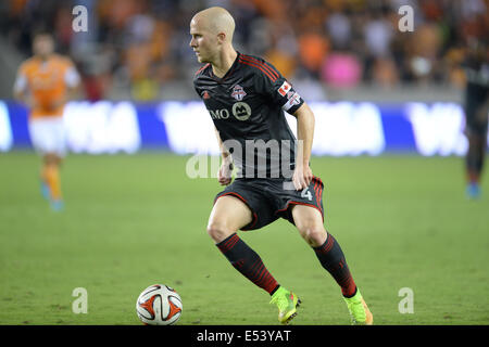 Houston, Texas, USA. 19. Juli 2014. Toronto FC Mittelfeldspieler Michael Bradley (4) steuert den Ball bei einem MLS-Spiel zwischen dem Houston Dynamo und Toronto FC BBVA Compass-Stadion in Houston, TX am 19. Juli 2014. Das Spiel endete mit einem 2: 2-Unentschieden. Bildnachweis: Trask Smith/ZUMA Draht/Alamy Live-Nachrichten Stockfoto