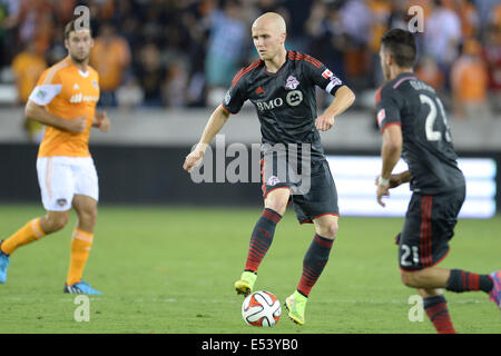 Houston, Texas, USA. 19. Juli 2014. Toronto FC Mittelfeldspieler Michael Bradley (4) steuert den Ball bei einem MLS-Spiel zwischen dem Houston Dynamo und Toronto FC BBVA Compass-Stadion in Houston, TX am 19. Juli 2014. Das Spiel endete mit einem 2: 2-Unentschieden. Bildnachweis: Trask Smith/ZUMA Draht/Alamy Live-Nachrichten Stockfoto