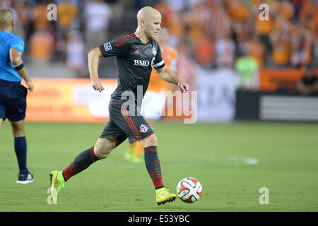 Houston, Texas, USA. 19. Juli 2014. Toronto FC Mittelfeldspieler Michael Bradley (4) steuert den Ball bei einem MLS-Spiel zwischen dem Houston Dynamo und Toronto FC BBVA Compass-Stadion in Houston, TX am 19. Juli 2014. Das Spiel endete mit einem 2: 2-Unentschieden. Bildnachweis: Trask Smith/ZUMA Draht/Alamy Live-Nachrichten Stockfoto