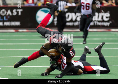 Cleveland, Ohio, USA. 19. Juli 2014. Cleveland WR THYRON LEWIS (6) sinkt nach einem Treffer von Jacksonville DB BRODRICK BROWN (21) im zweiten Quartal. Die Cleveland Gladiatoren besiegt die Jacksonville Haie 62-20 in Quicken Loans Arena in Cleveland, Ohio. Bildnachweis: Frank Jansky/ZUMA Draht/Alamy Live-Nachrichten Stockfoto