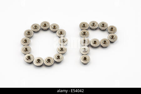 O und P-Alphabet, erstellt von Hex Flansch-Muttern aus rostfreiem Stahl. Stockfoto