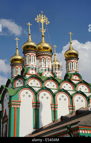 Goldene Kuppeln der Kirche von St. Nikolaus in Khamowniki. Moskau, Russland Stockfoto