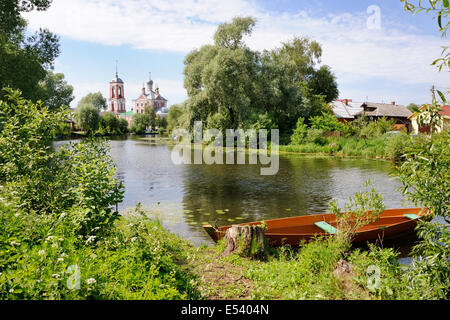 Angedockte Boot in der Mündung des Fluss Trubesch. Pereslawl-Salesskij, Russland Stockfoto